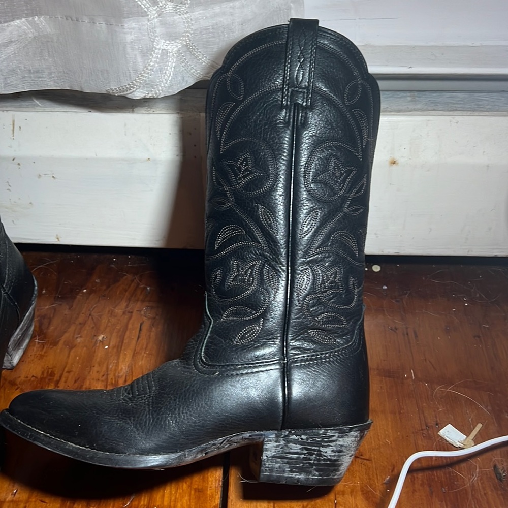 Size 6.5 womens black cowgirl boots! Never worn!